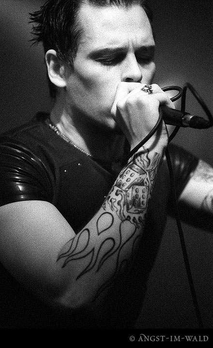 pictures of Icon of Coil Live 2004–04–08